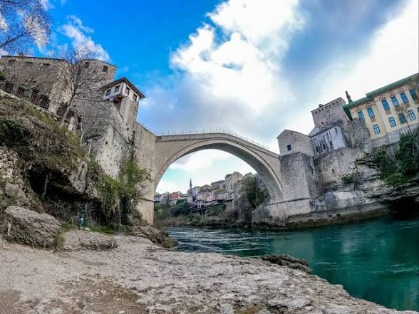 Mostar Old Bridge &ndash; optional stop on a private transfer from Split Airport to Dubrovnik