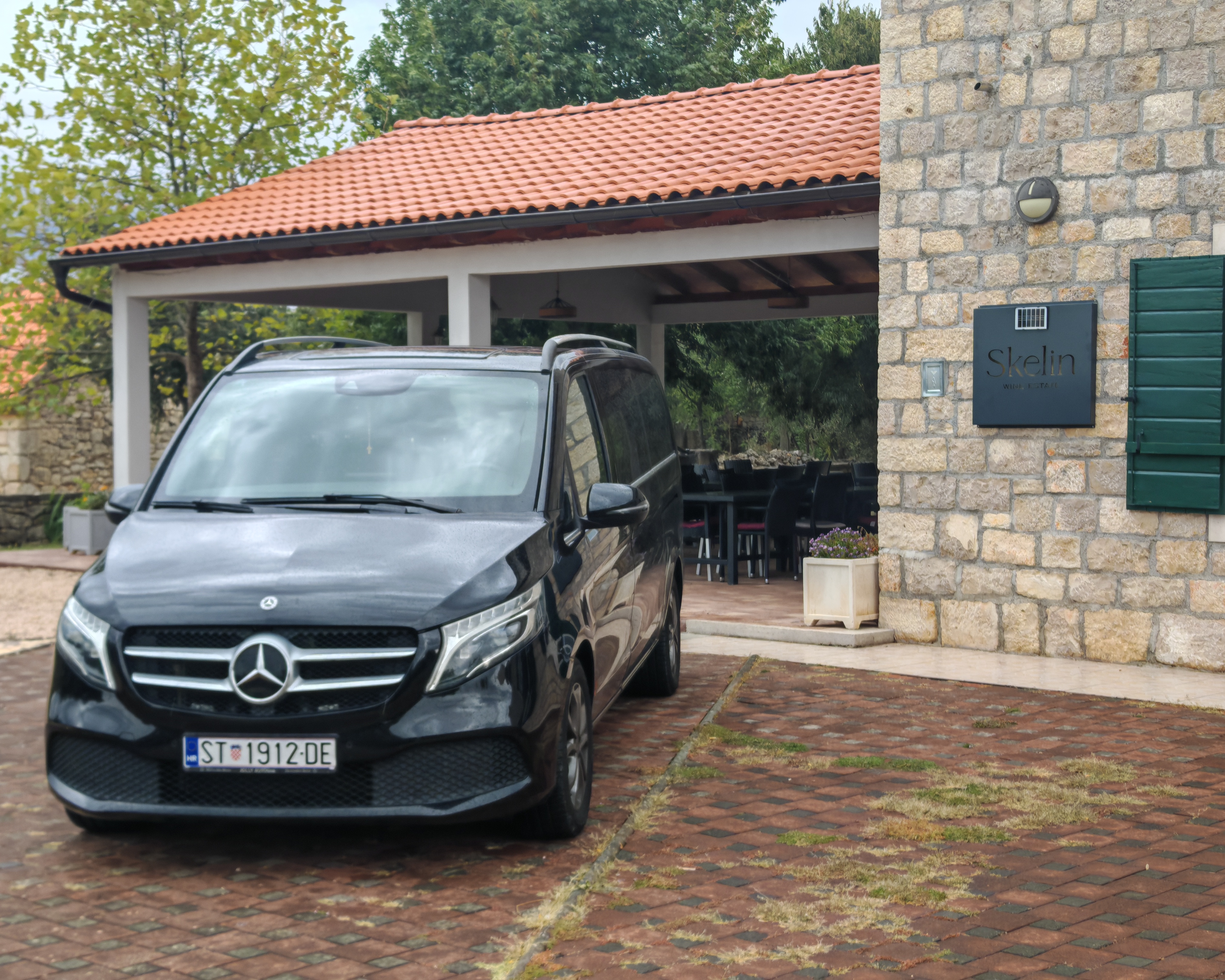 Luxury Mercedes-Benz V-Class for private transfer from Dubrovnik to Split